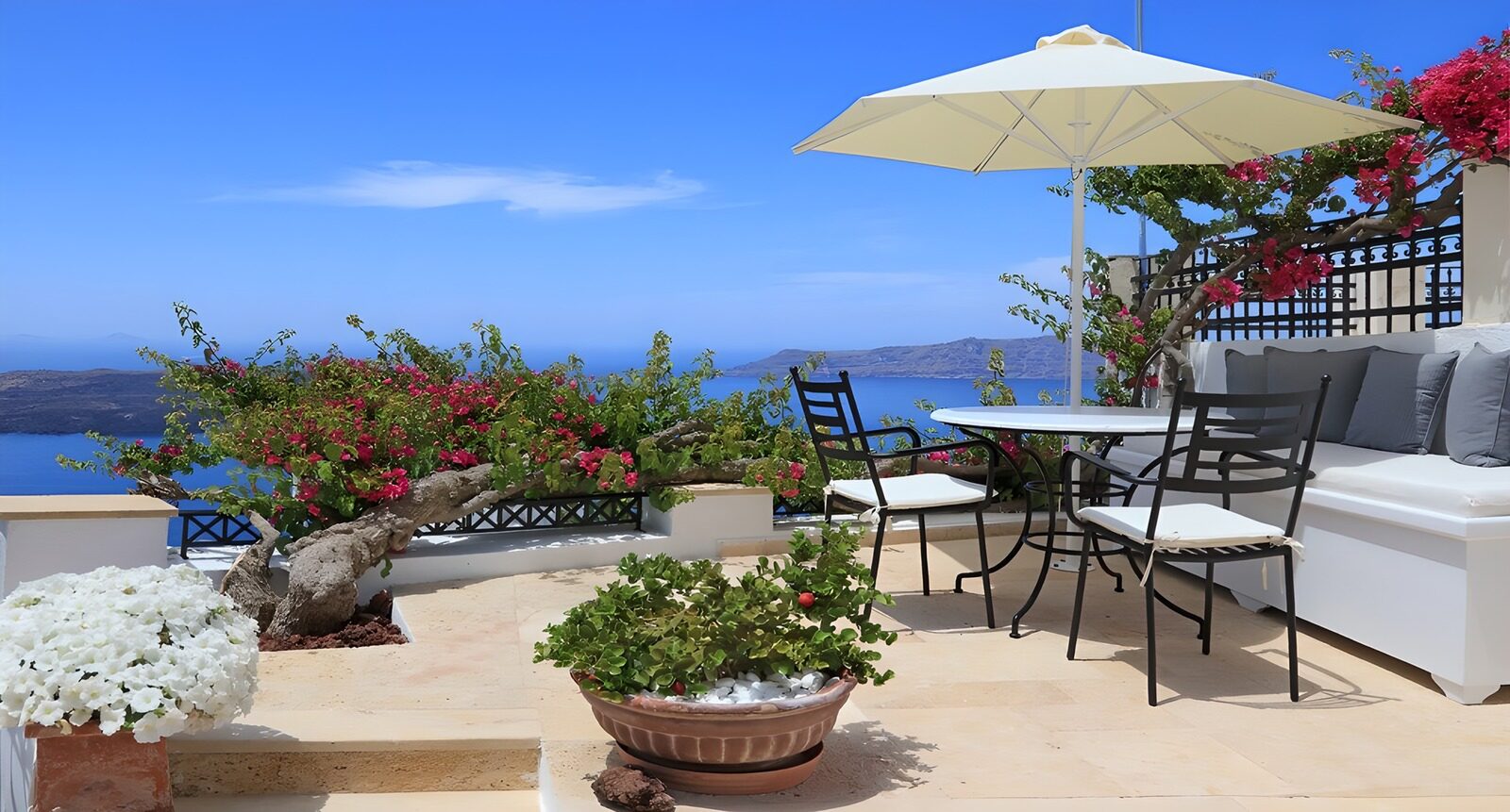 PDGIT2130358: Terrazza fiorita sul mare d'estate