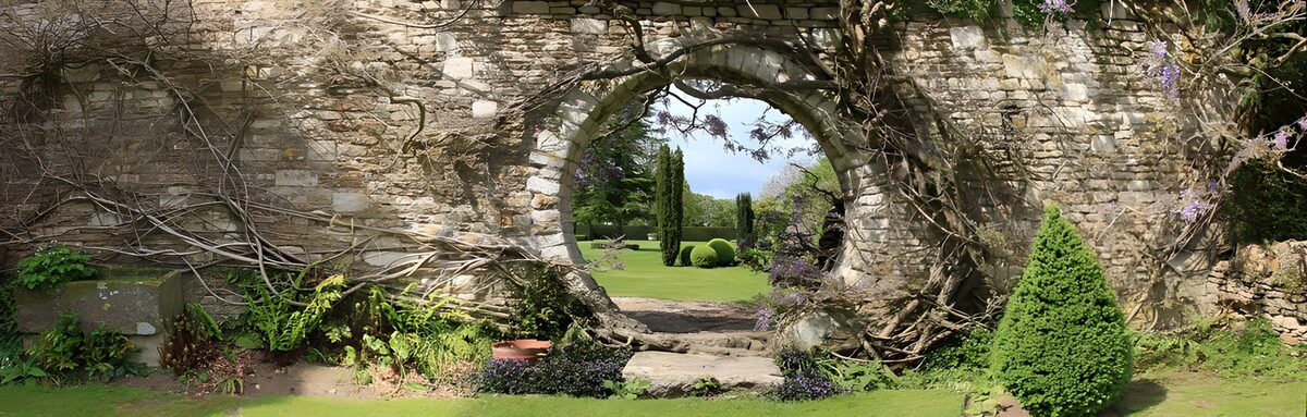 PDGIT2403565: Giardino attraverso un arco di pietra