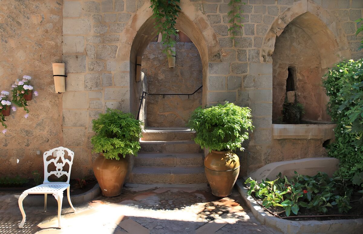 PDGIT5525157: Archi in pietra e verde nel cortile