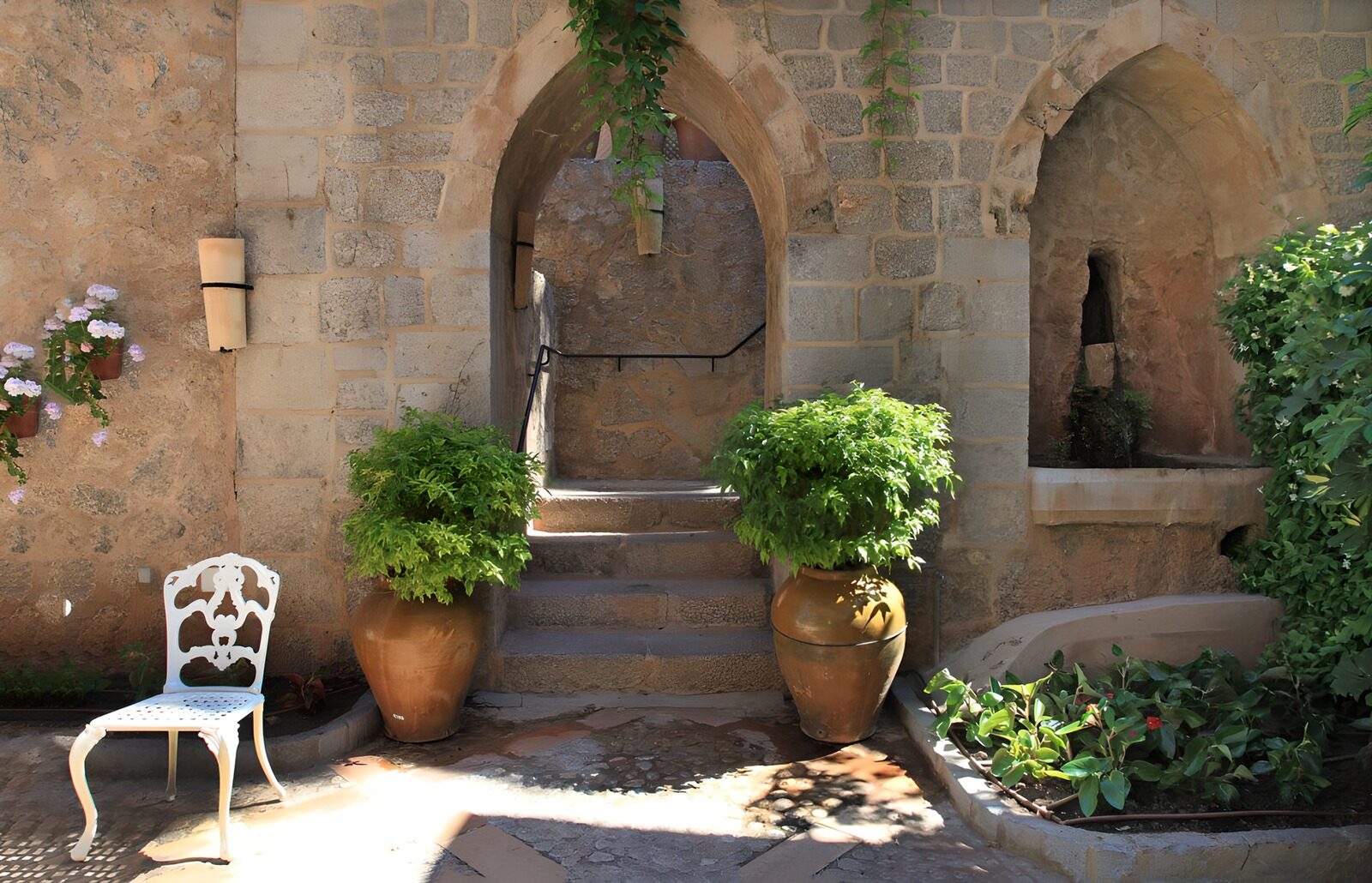 PDGIT5525157: Archi in pietra e verde nel cortile