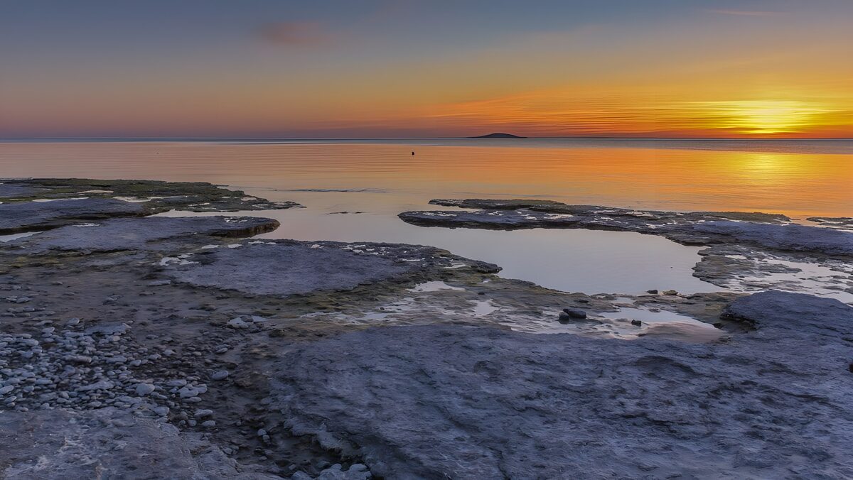 PDGIT8476269: Rocce in ombra, mare d'oro