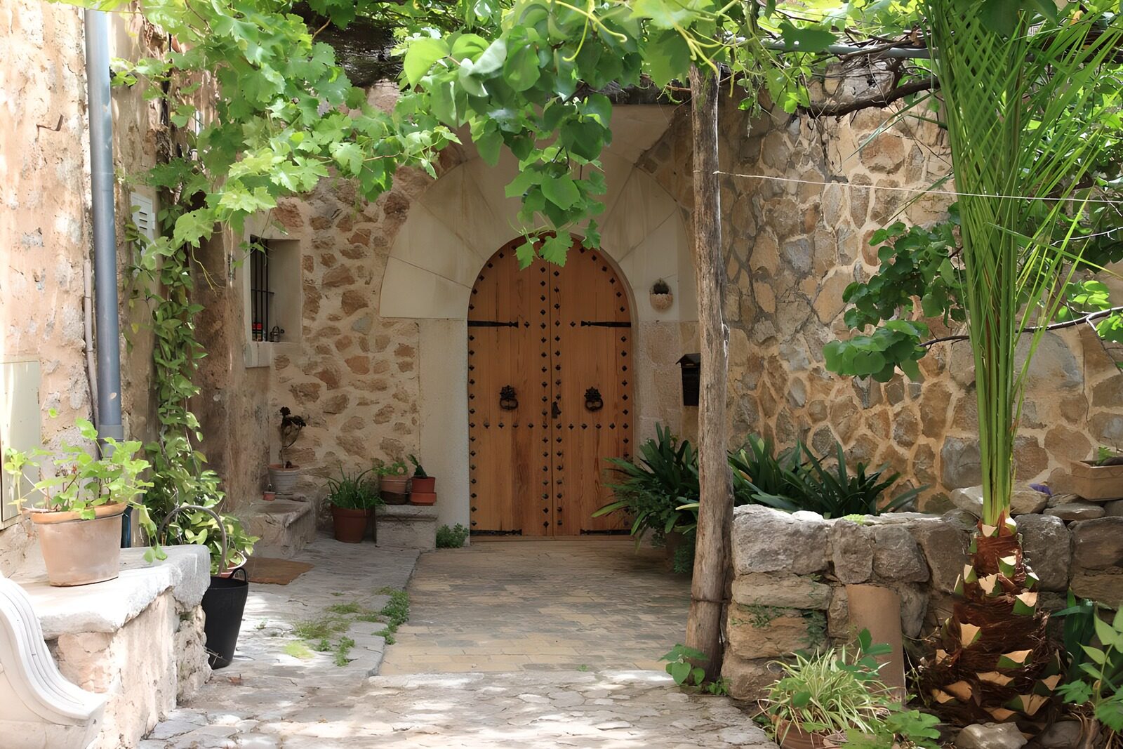 PDGIT8500217: Portone ad arco nel cortile al sole