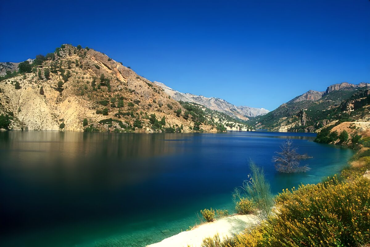 PDGIT7774157: Lago blu tra montagne assolate