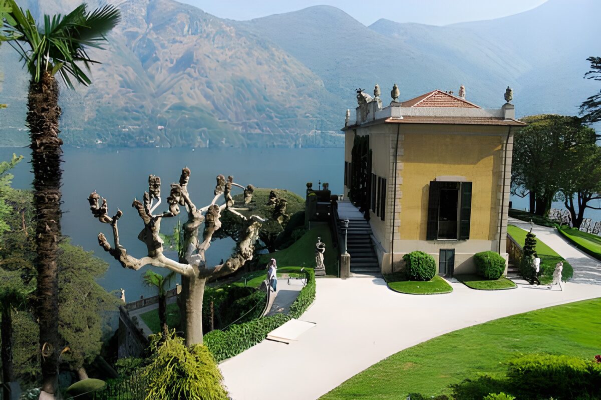 PDGIT4335597: Villa gialla e giardino al sole