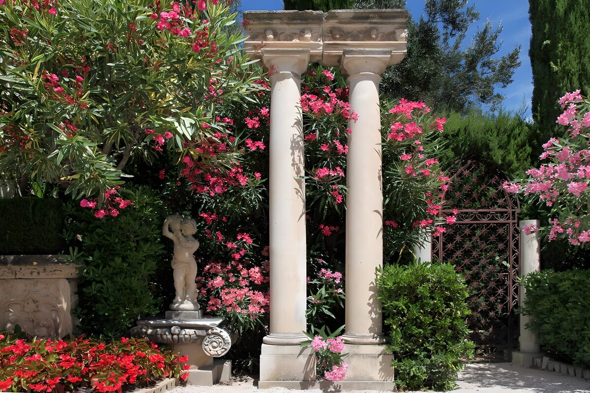 PDGIT4051235: Colonne di pietra tra i fiori al sole