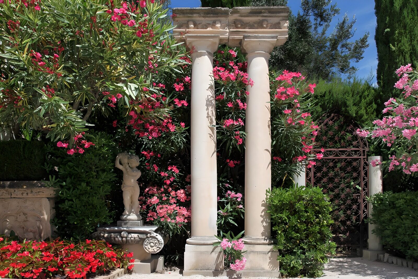 PDGIT4051235: Colonne di pietra tra i fiori al sole