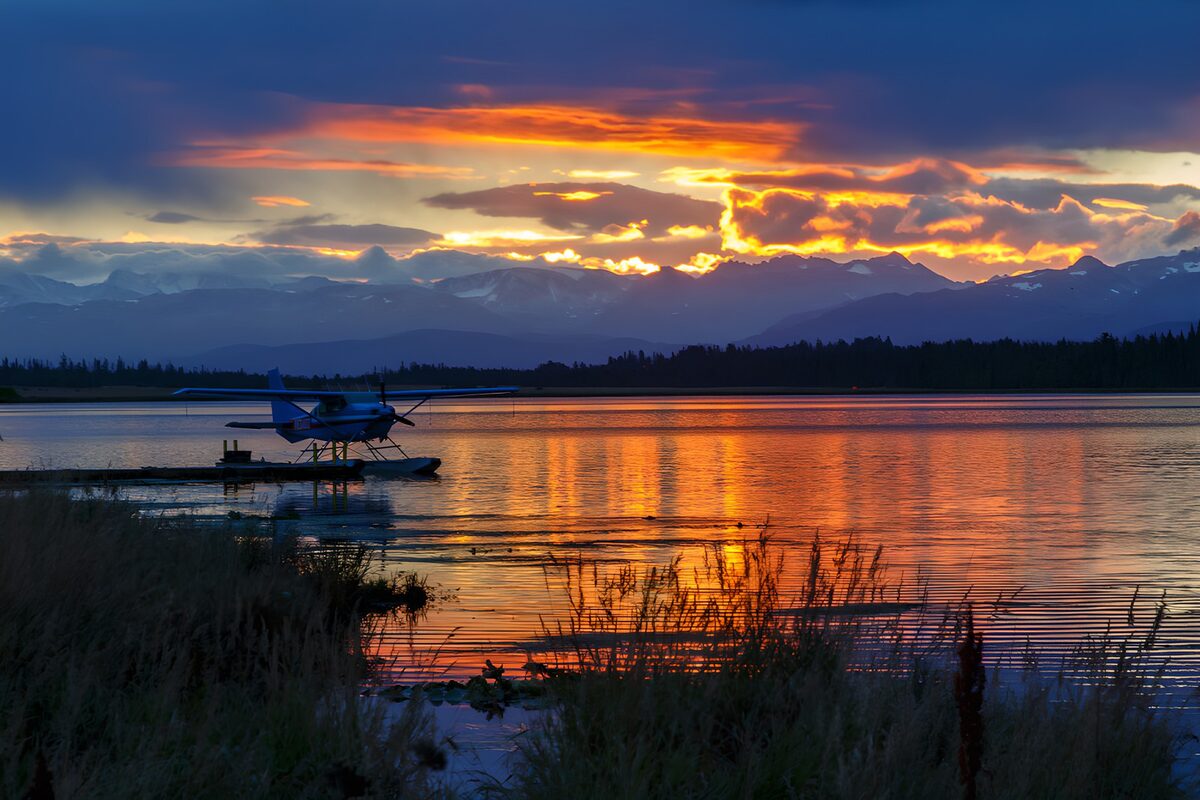 PDGIT2656072: Idrovolante sul lago al tramonto