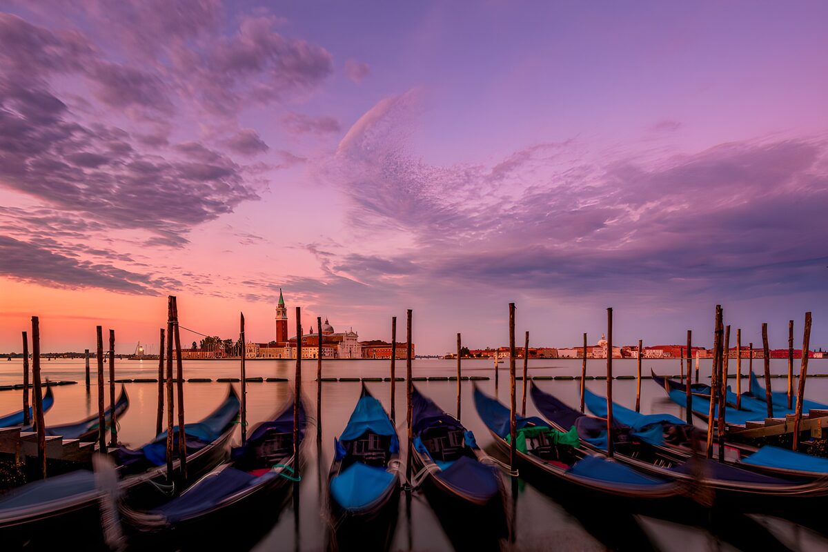 PDGIT2809735: Gondole dai teli blu al tramonto