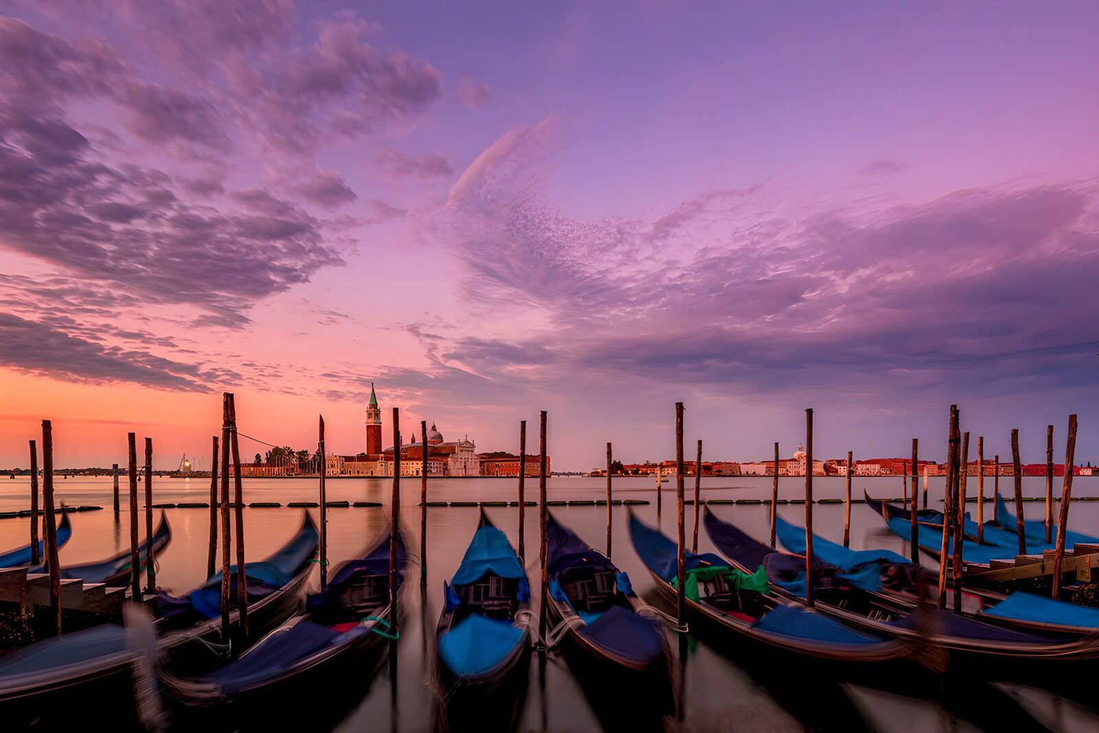 PDGIT2809735: Gondole dai teli blu al tramonto