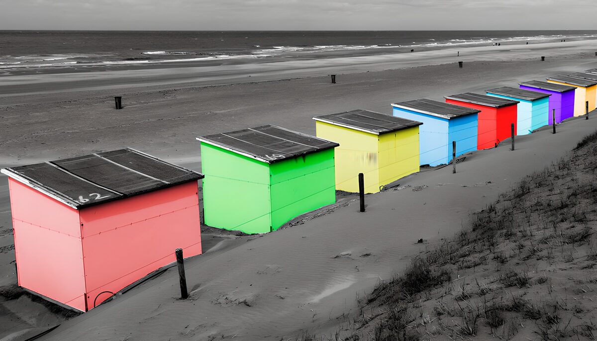 PDGIT1955093: Cabine colorate sul mare grigio