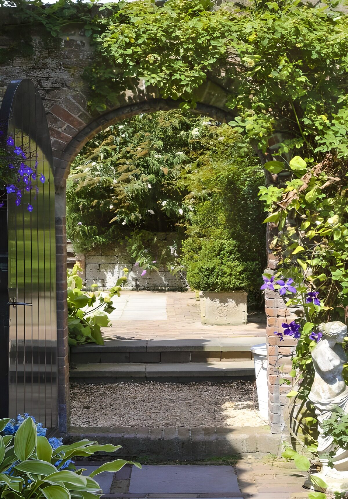 Arco in pietra su un giardino appartato