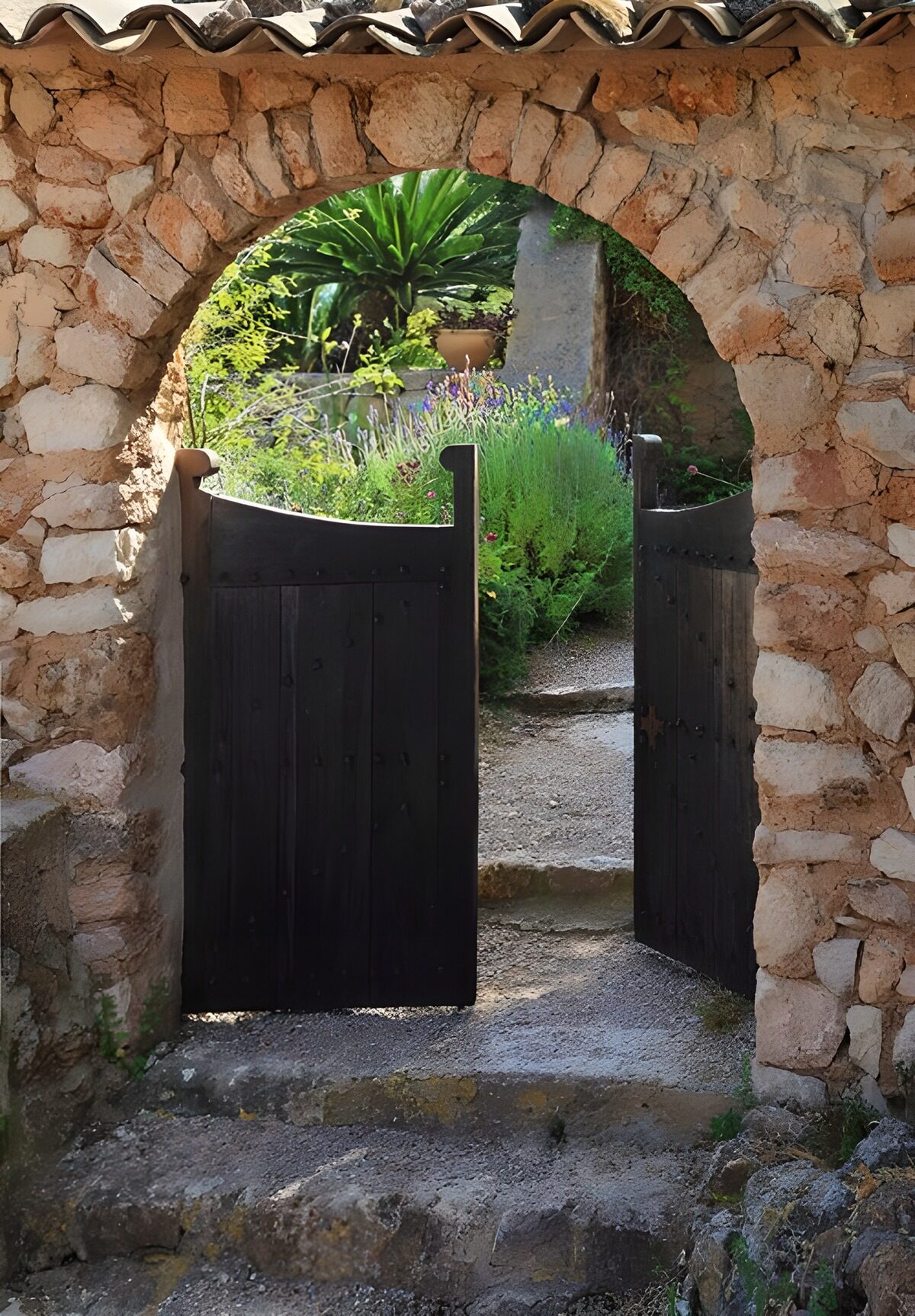PDGIT4263368: Cancello rustico sotto l’arco in pietra