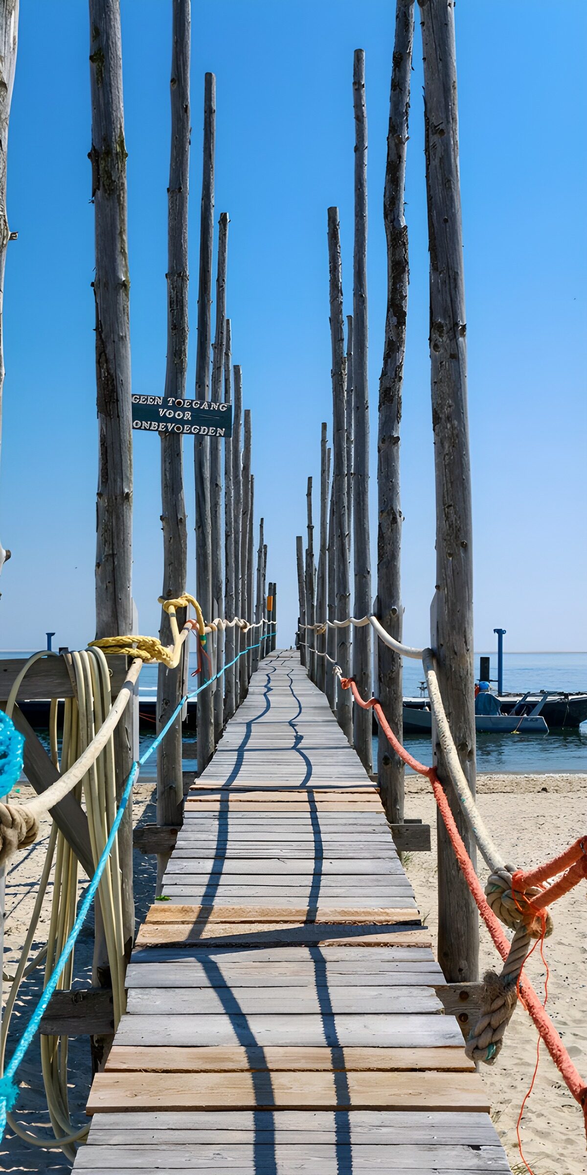 PDGIT1472565: Il pontile cuce la riva all’orizzonte