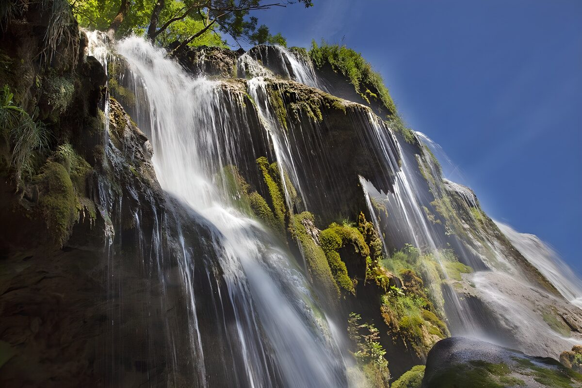 PDGIT4301978: Cascata tra rocce e muschio al sole