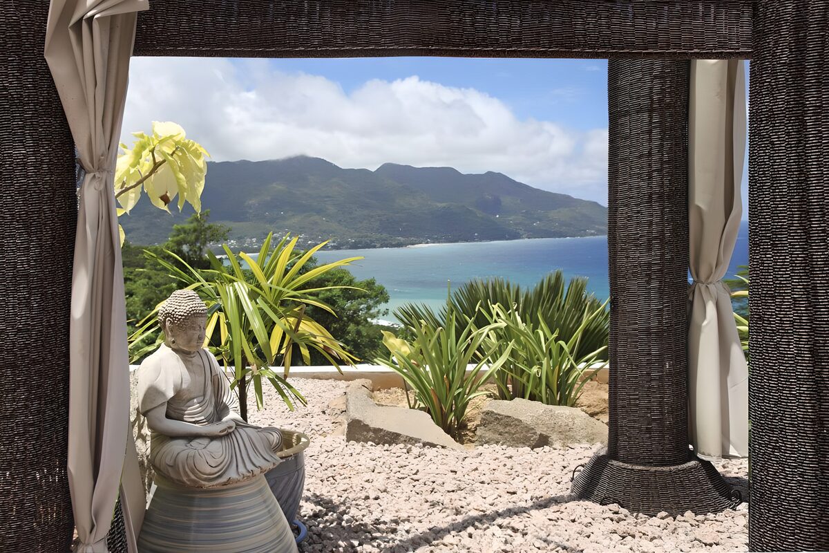 PDGIT6863066: Buddha in terrazza con vista sulla baia
