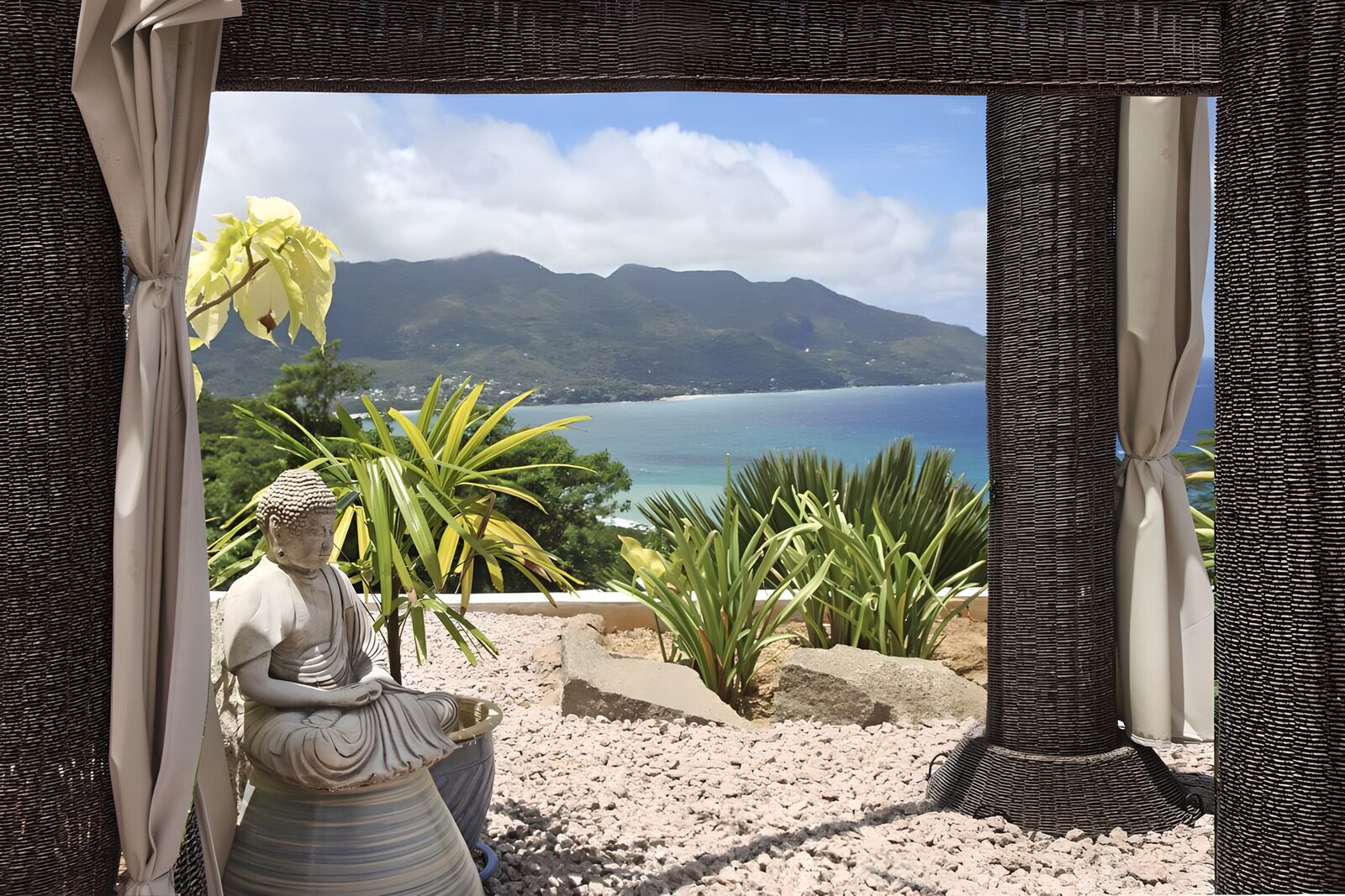 PDGIT6863066: Buddha in terrazza con vista sulla baia