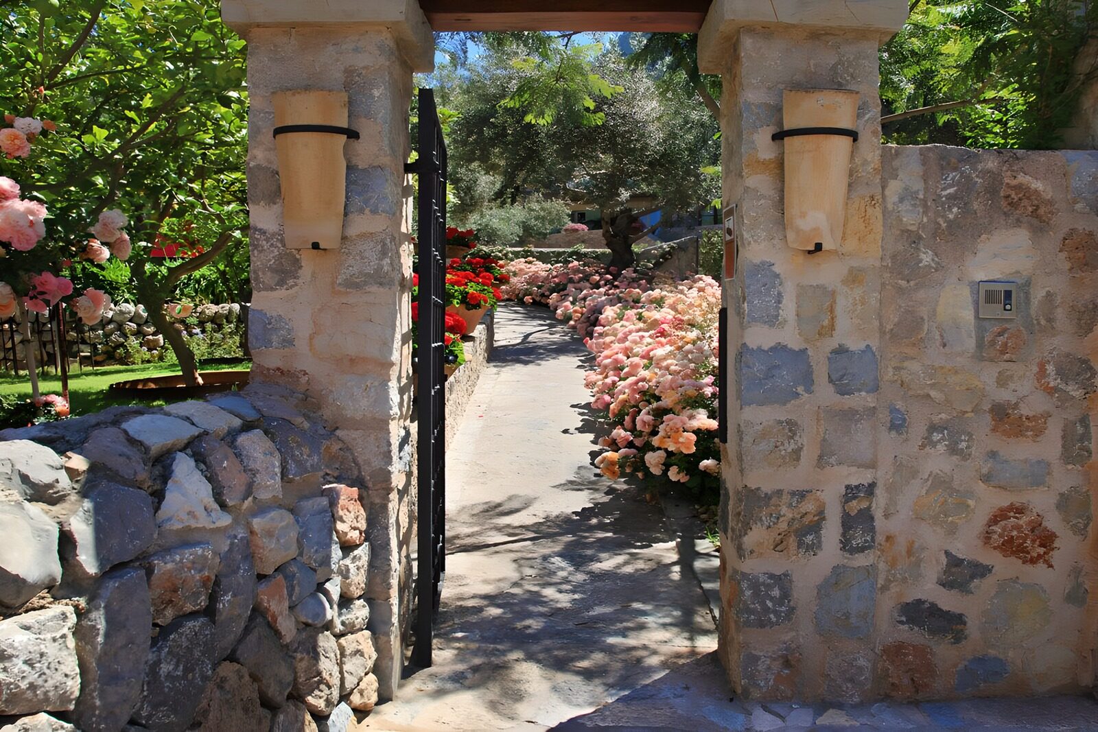 PDGIT5159561: Cancello aperto sul giardino in fiore