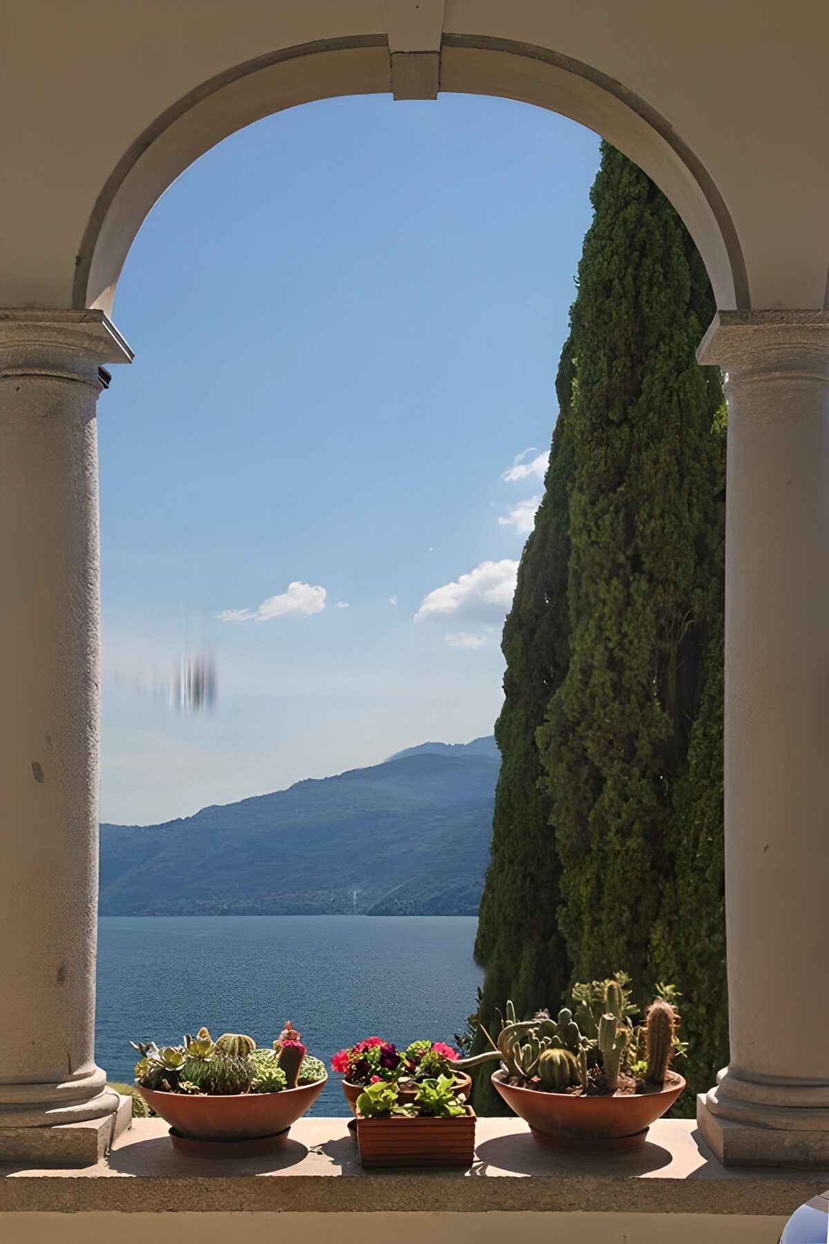 PDGIT3211280: Arco, vasi e montagne sull’acqua