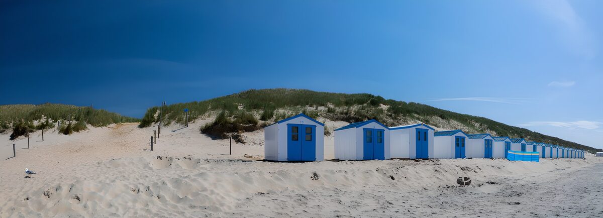 PDGIT1375506: Cabine bianche e blu al sole