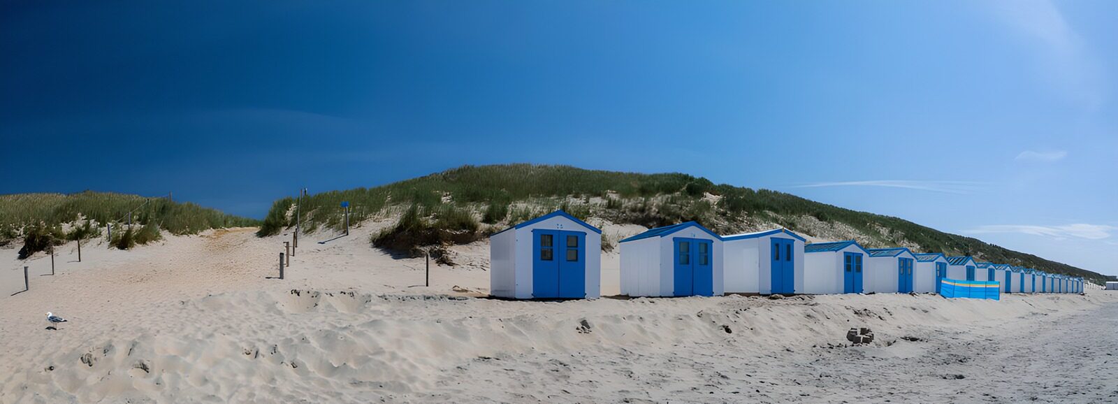 PDGIT1375506: Cabine bianche e blu al sole