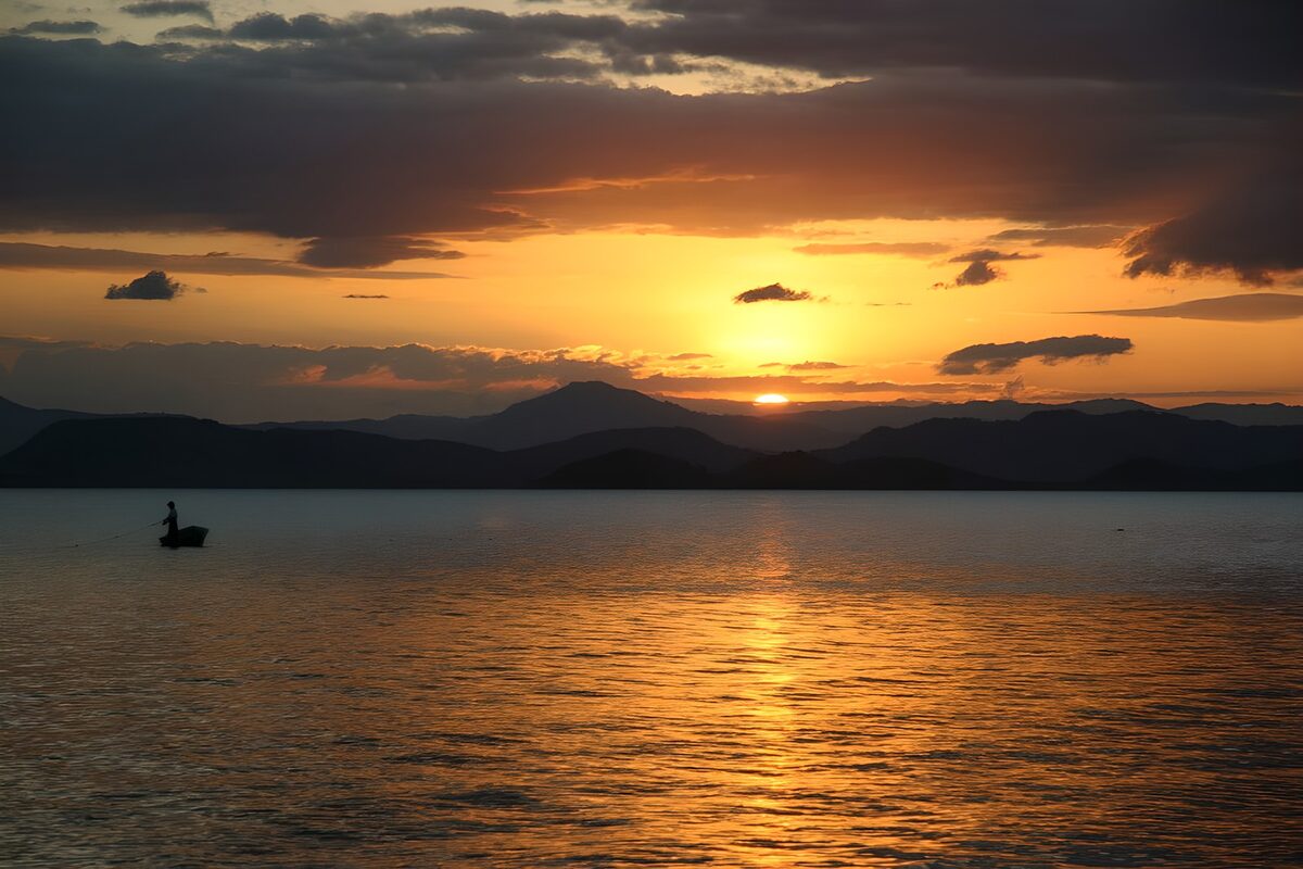 PDGIT4038521: Barca da pesca al tramonto