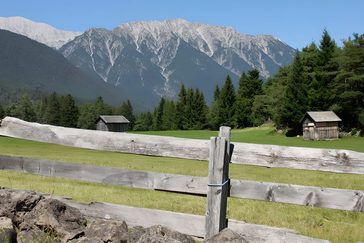 PDGIT8972124: Prato e capanni al sole della montagna