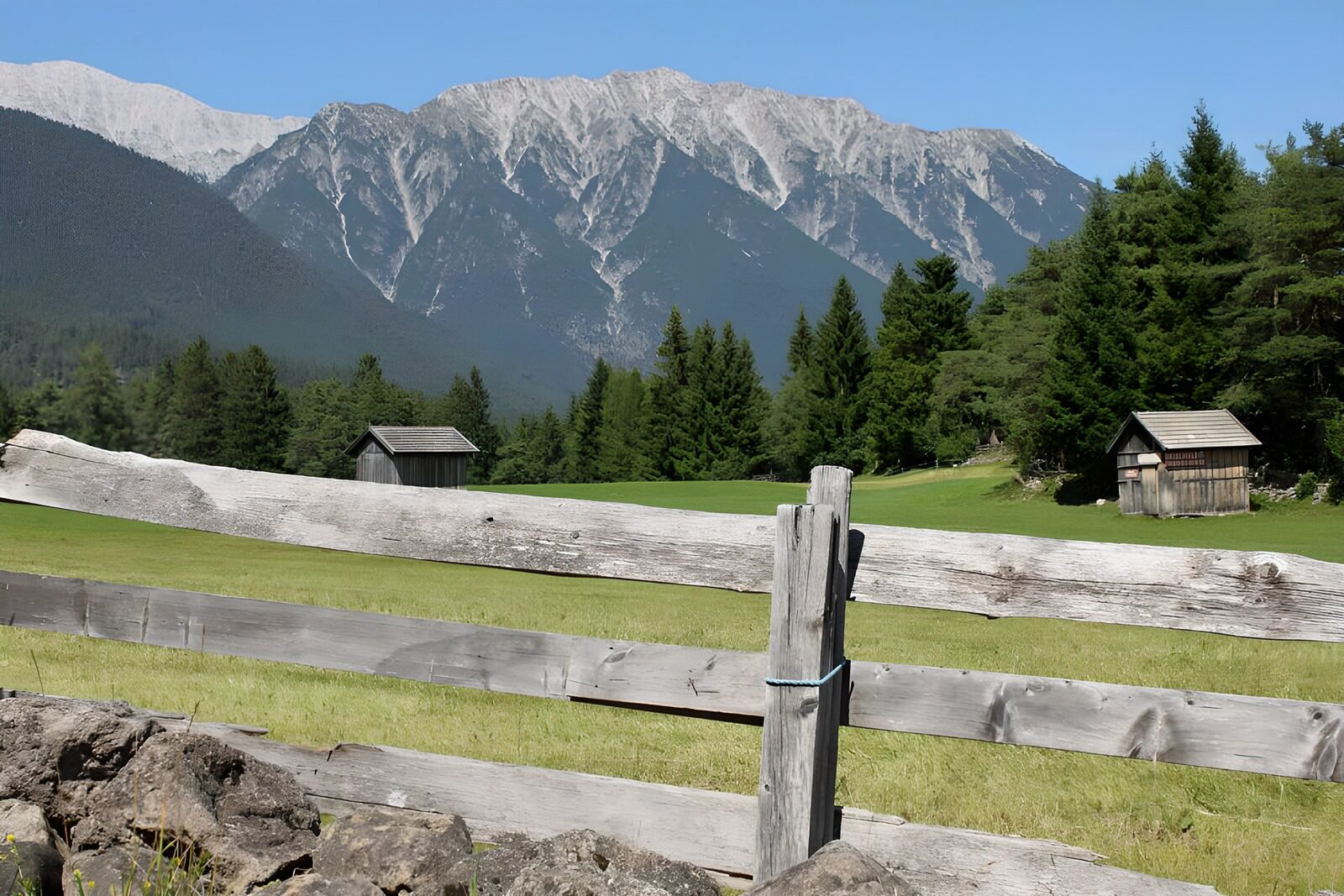 PDGIT8972124: Prato e capanni al sole della montagna