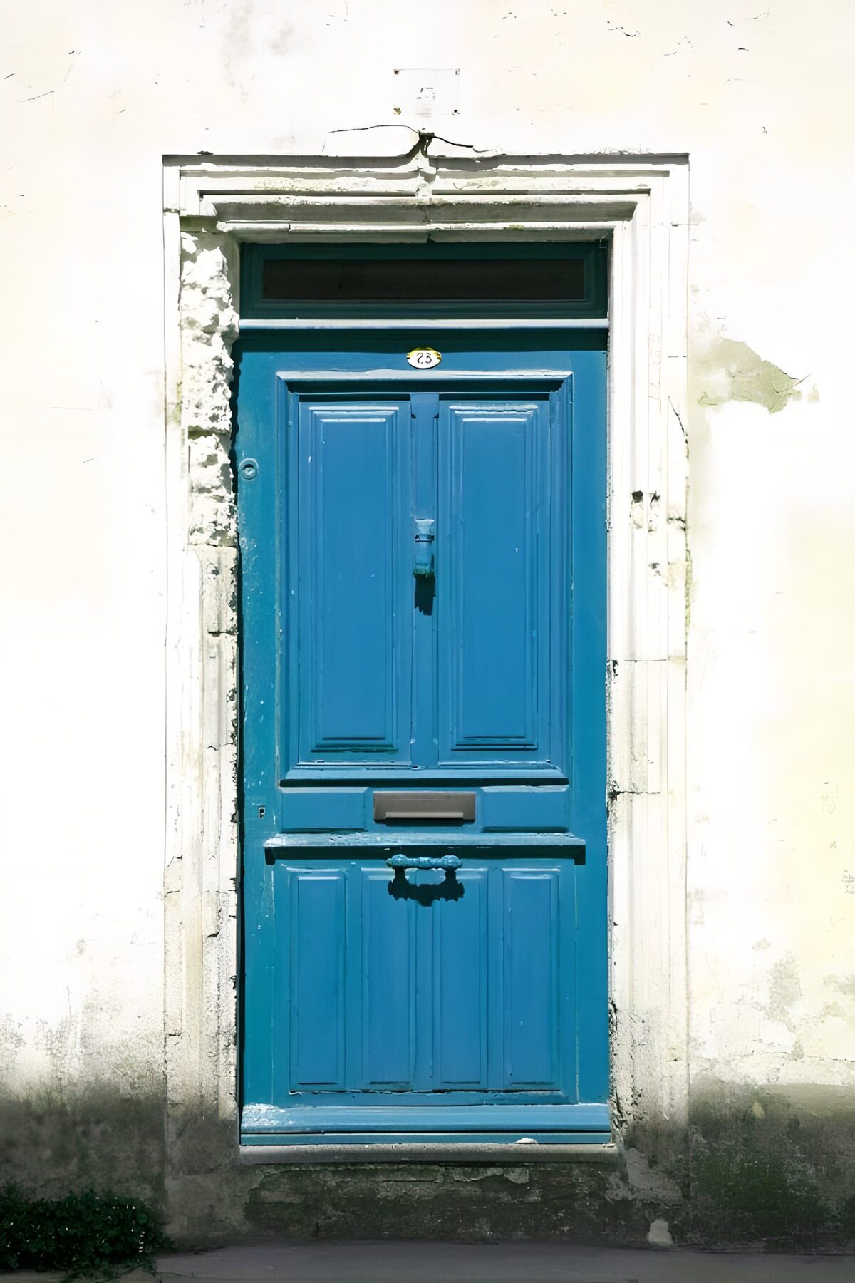 PDGIT6950863: Porta blu vissuta tra muri bianchi
