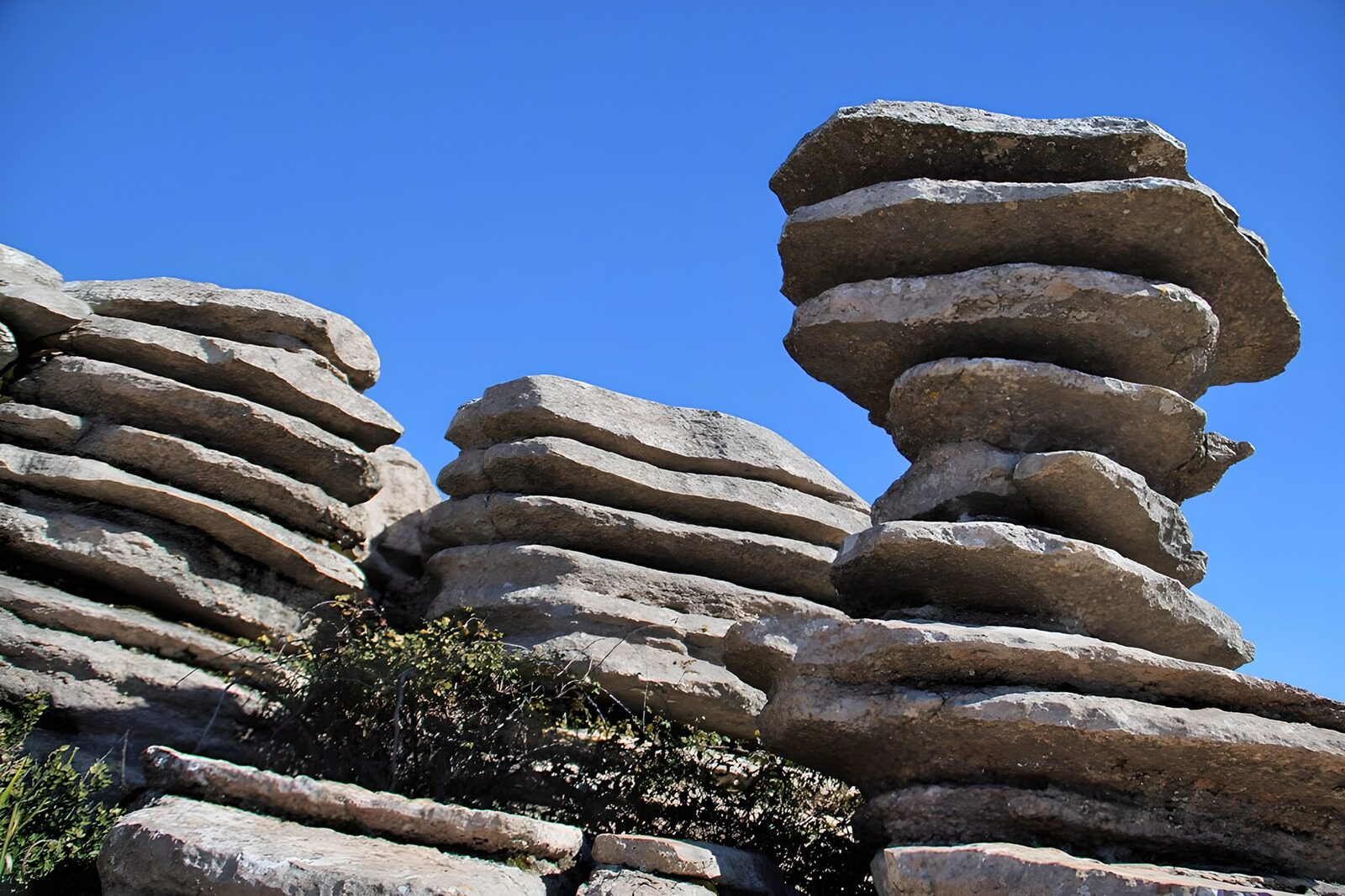 PDGIT8600227: Rocce a strati sotto il sole