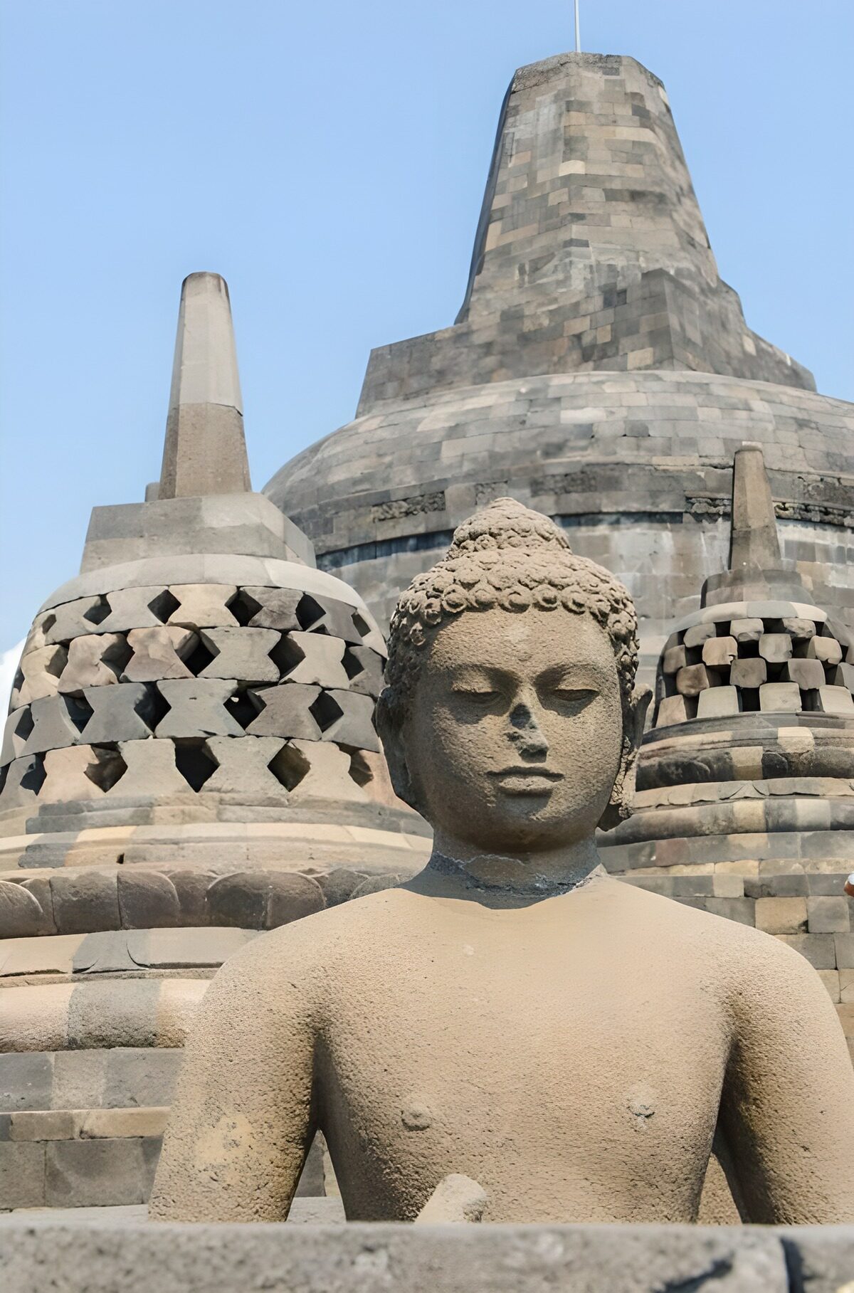 PDGIT1275397: Buddha e stupa nella luce del giorno