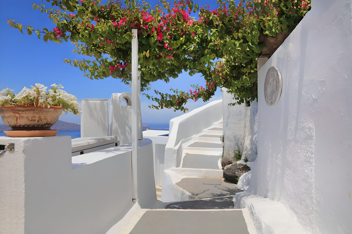 PDGIT3687574: Vicolo bianco con scala e bougainvillea