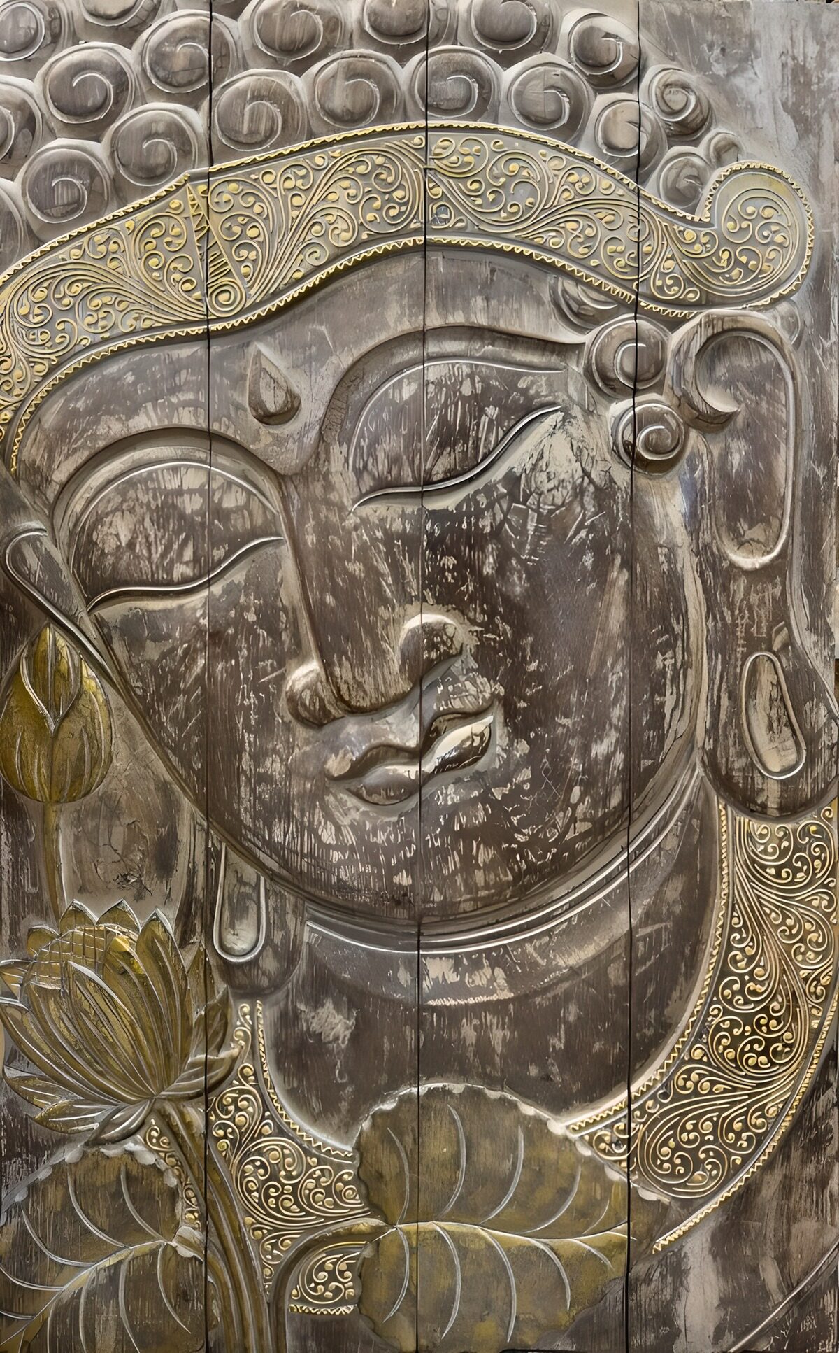 PDGIT7347015: Volto di Buddha tra loto e legno vissuto
