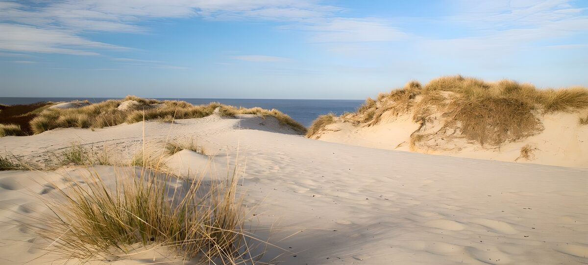 Dune chiare e mare calmo