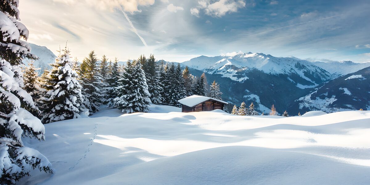 PDGIT5174161: Baita di legno tra neve e montagne