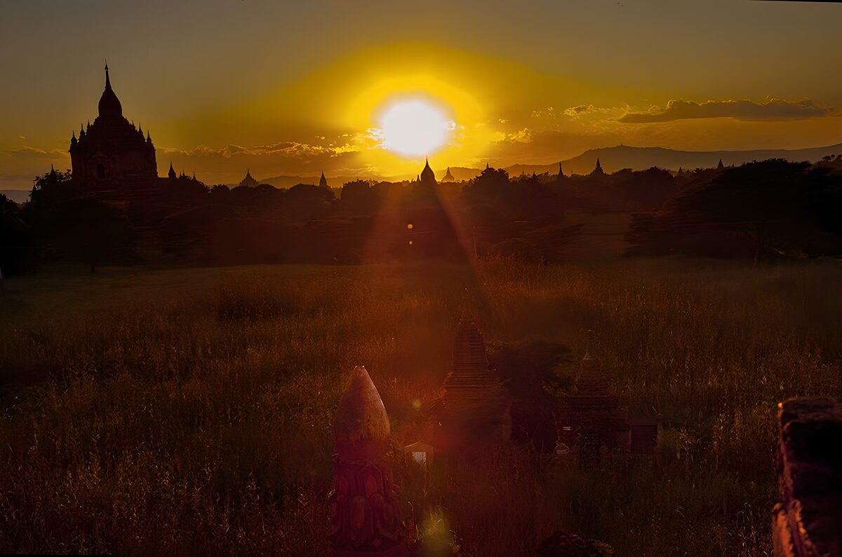 PDGIT6960538: Templi in silhouette al tramonto