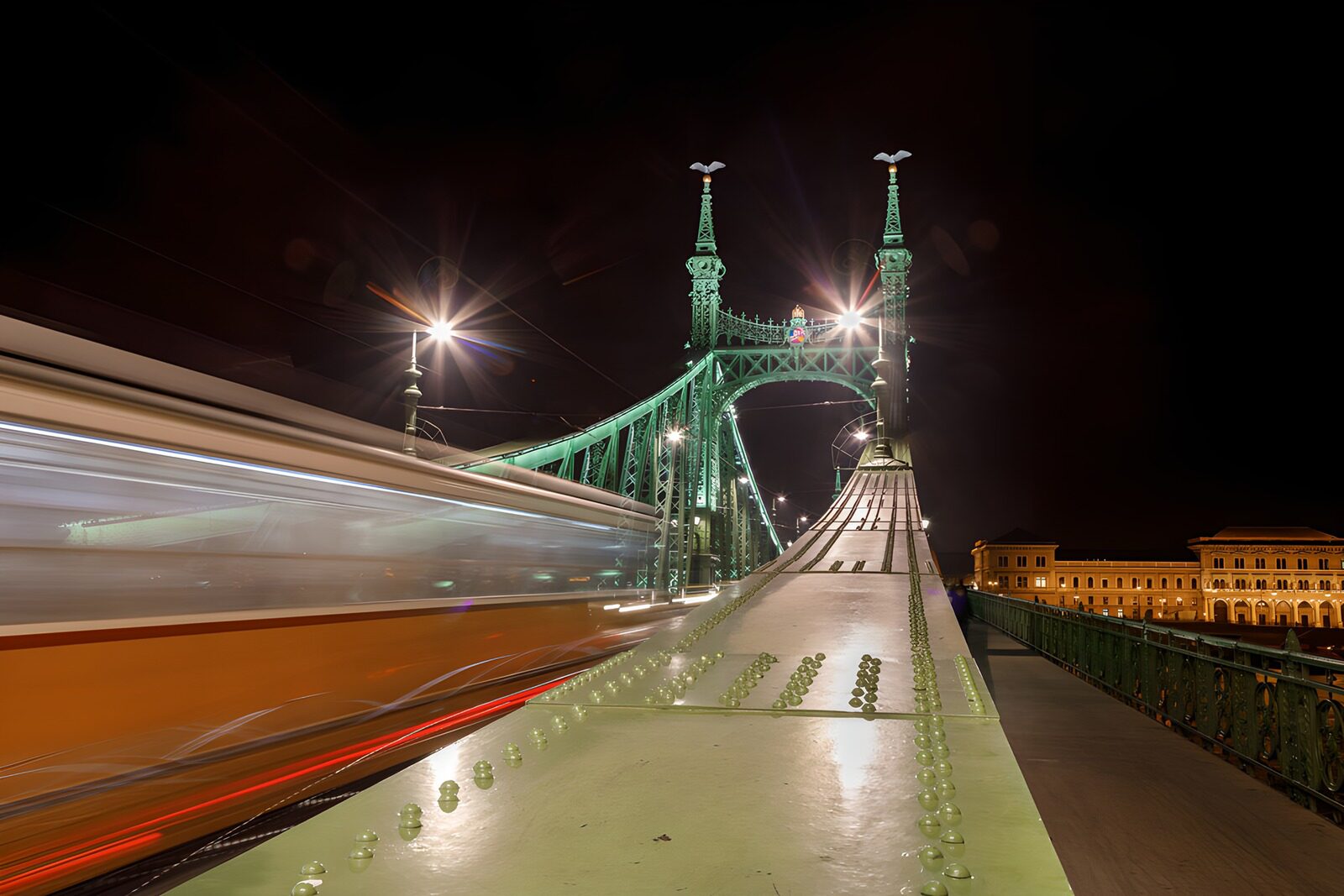 PDGIT1336386: Tram notturno sul ponte della Libertà