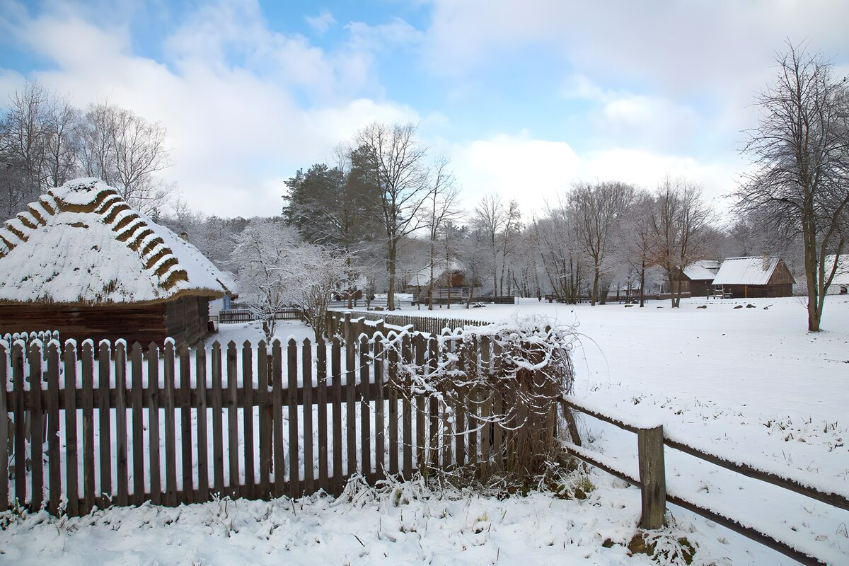 PDGIT1065679: Case di legno e staccionata sotto la neve
