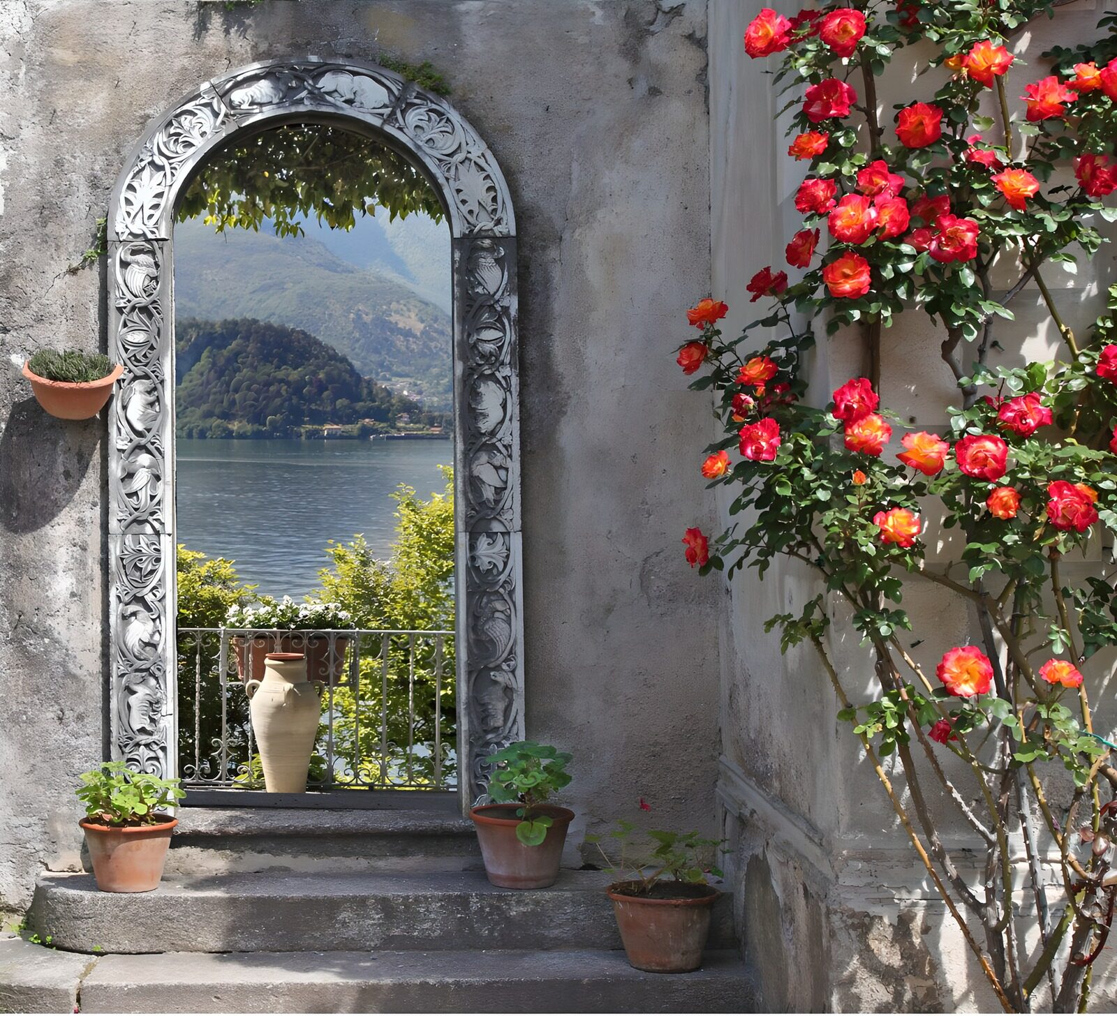 PDGIT8996164: Specchio sul lago e rose in cortile