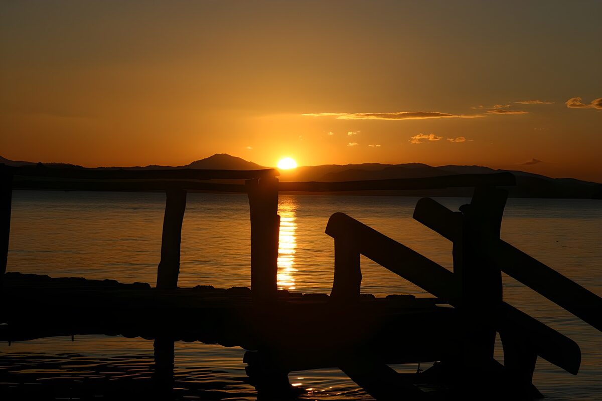 PDGIT2235996: Pontile in controluce al tramonto