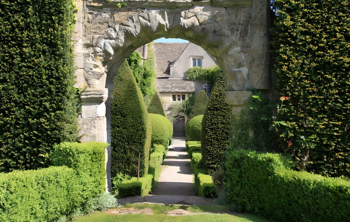 PDGIT9139192: Arco di pietra sul giardino di siepi