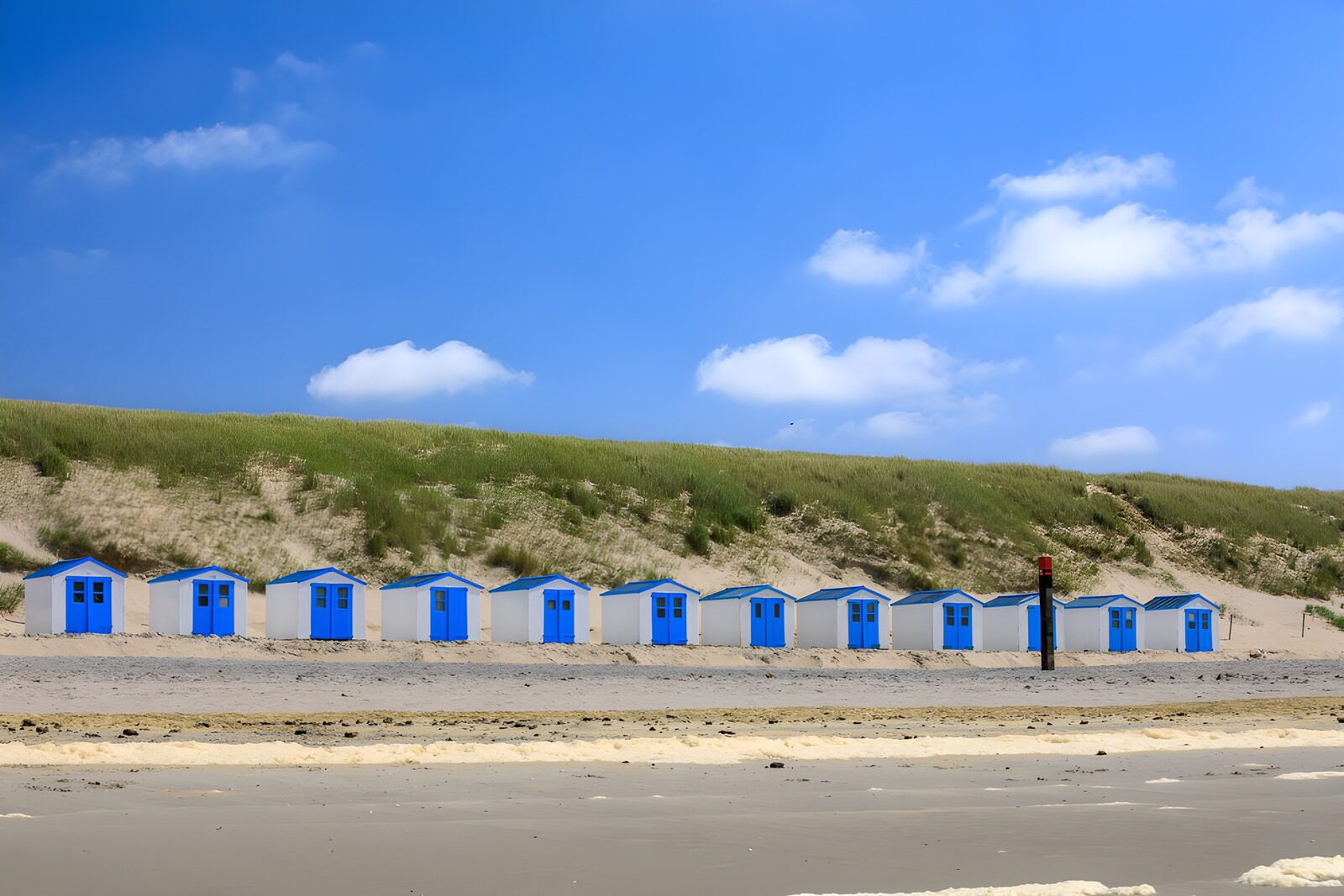 PDGIT8752599: Tra dune e cabine, l'estate si fa azzurra