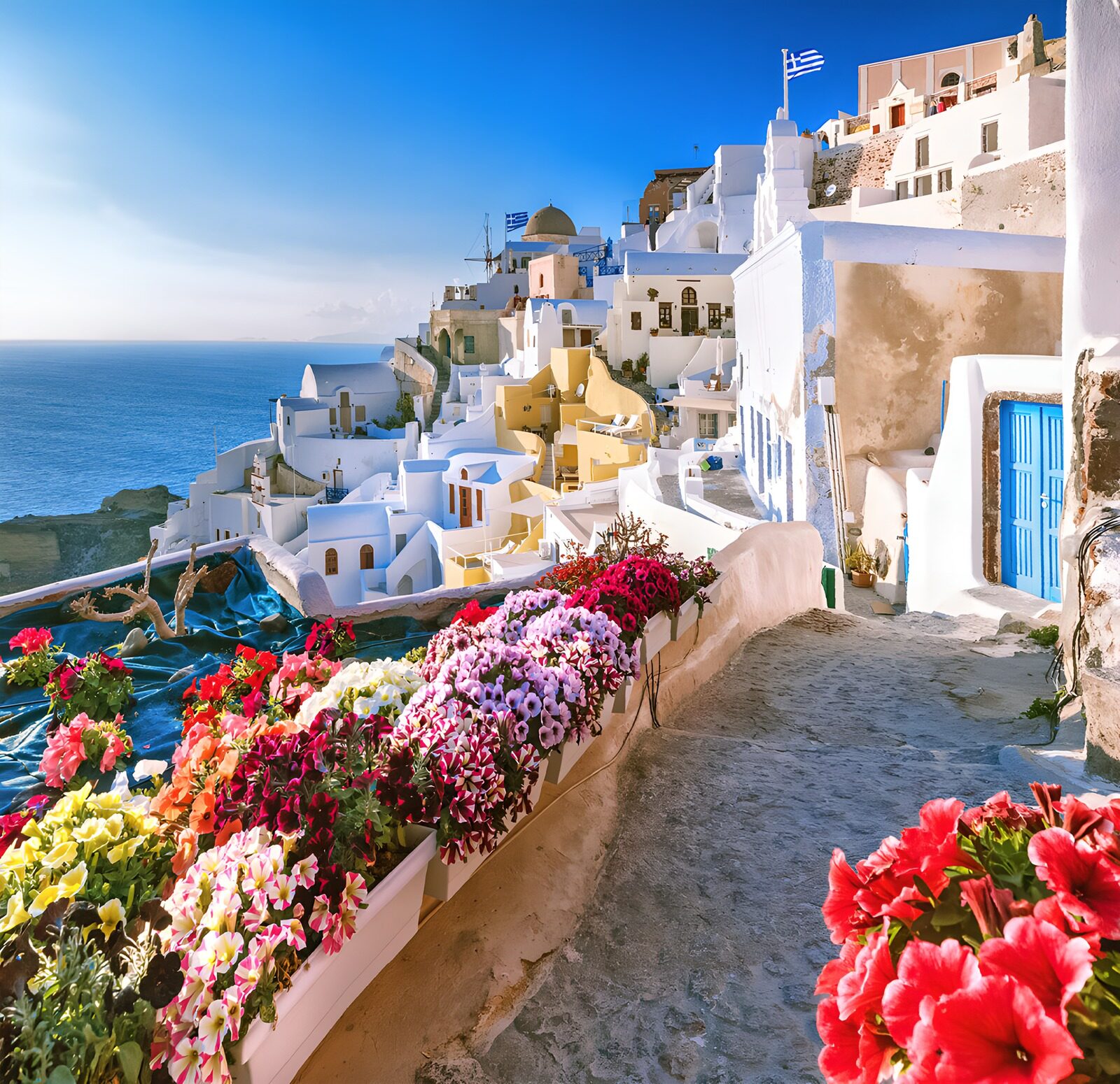 PDGIT4436894: Vicolo al sole tra case bianche e fiori