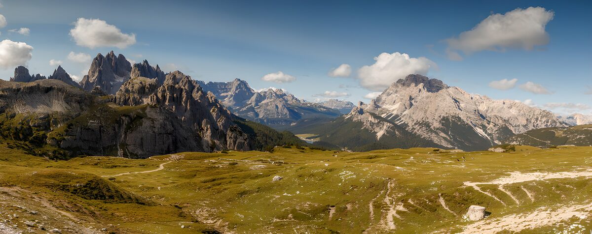 PDGIT5670272: Prato alpino e cime al sole