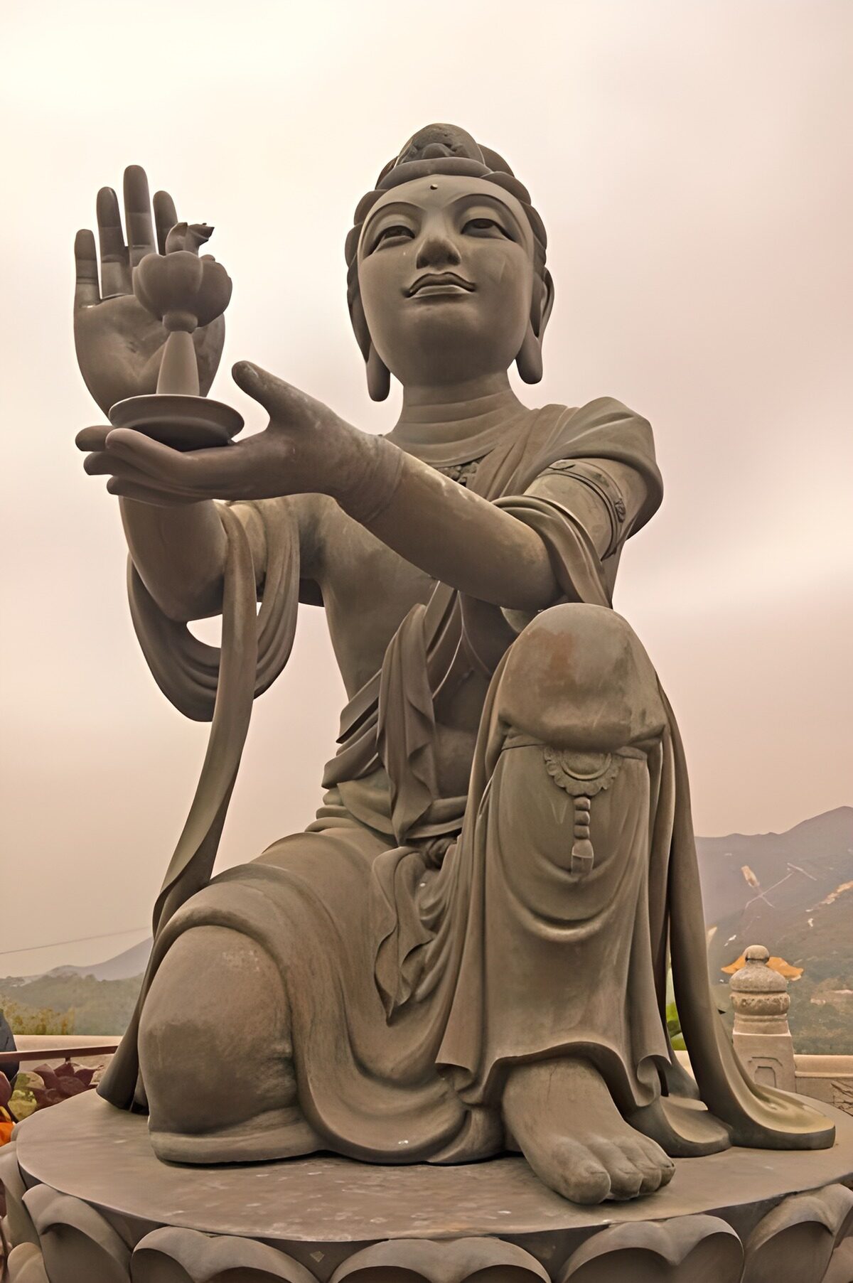 PDGIT3314334: Statua buddhista tra i monti velati