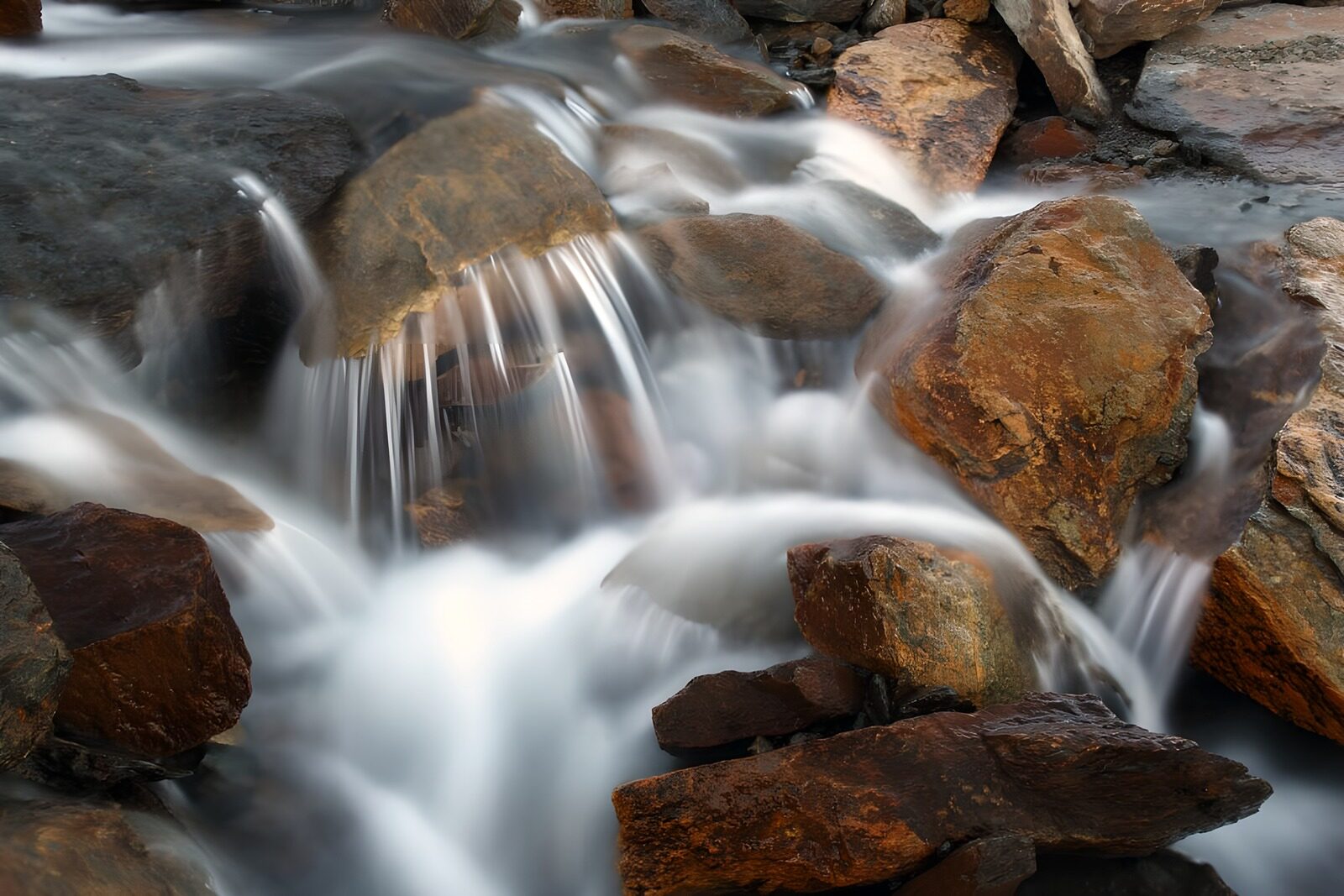 PDGIT7260560: Cascate di seta tra rocce grigie e ocra