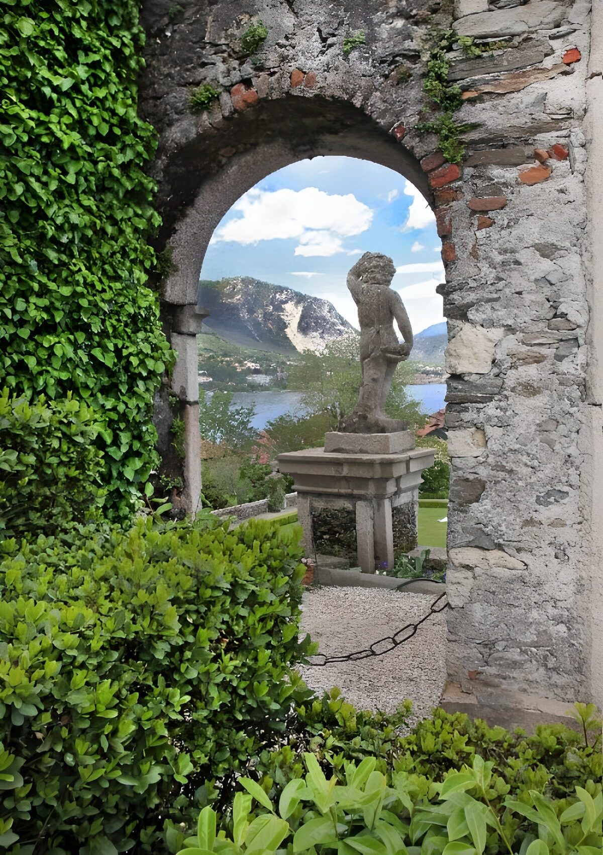 PDGIT3677469: Arco di pietra con vista sul lago