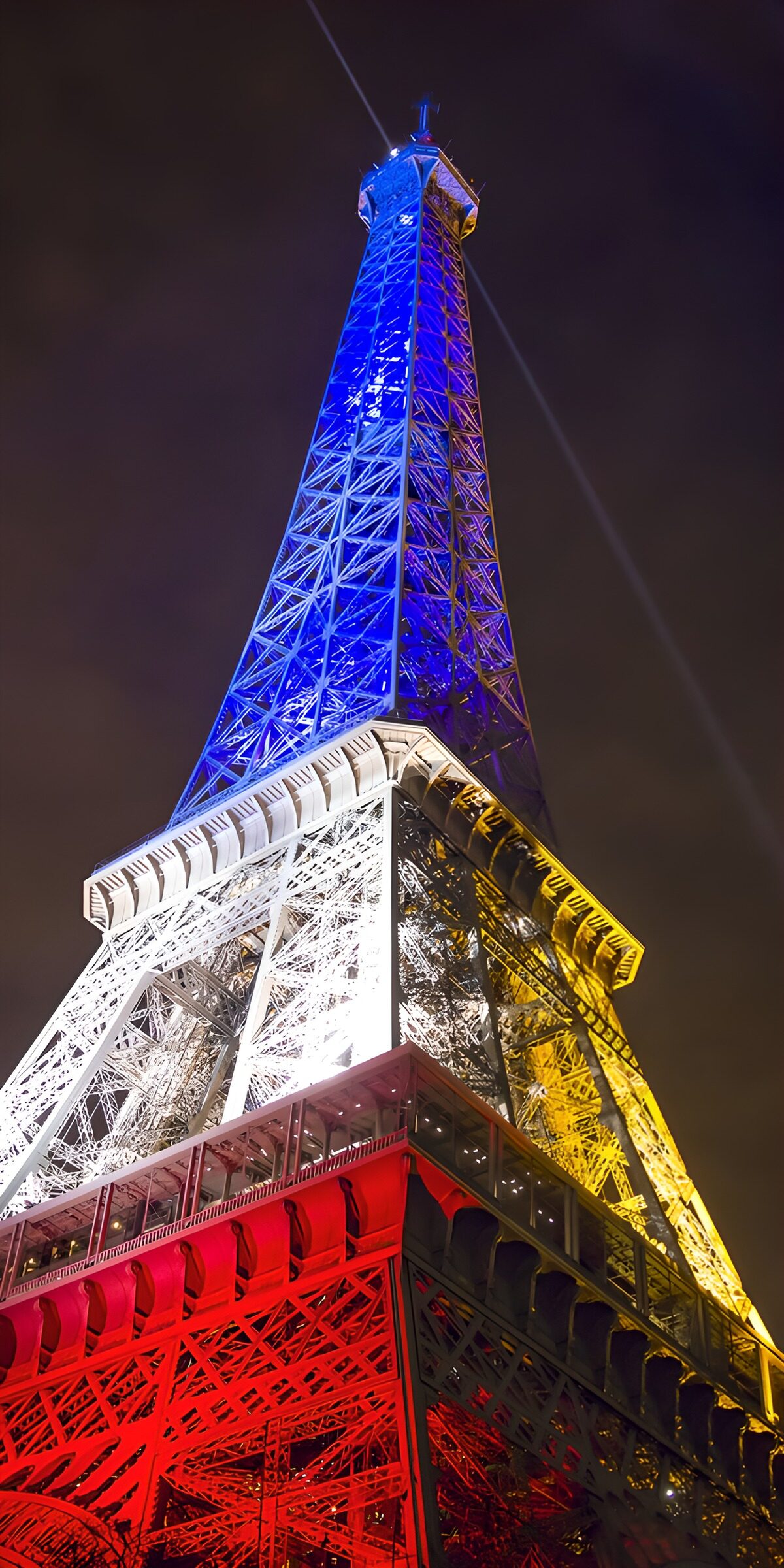 PDGIT3288903: Torre Eiffel di notte, luci a colori