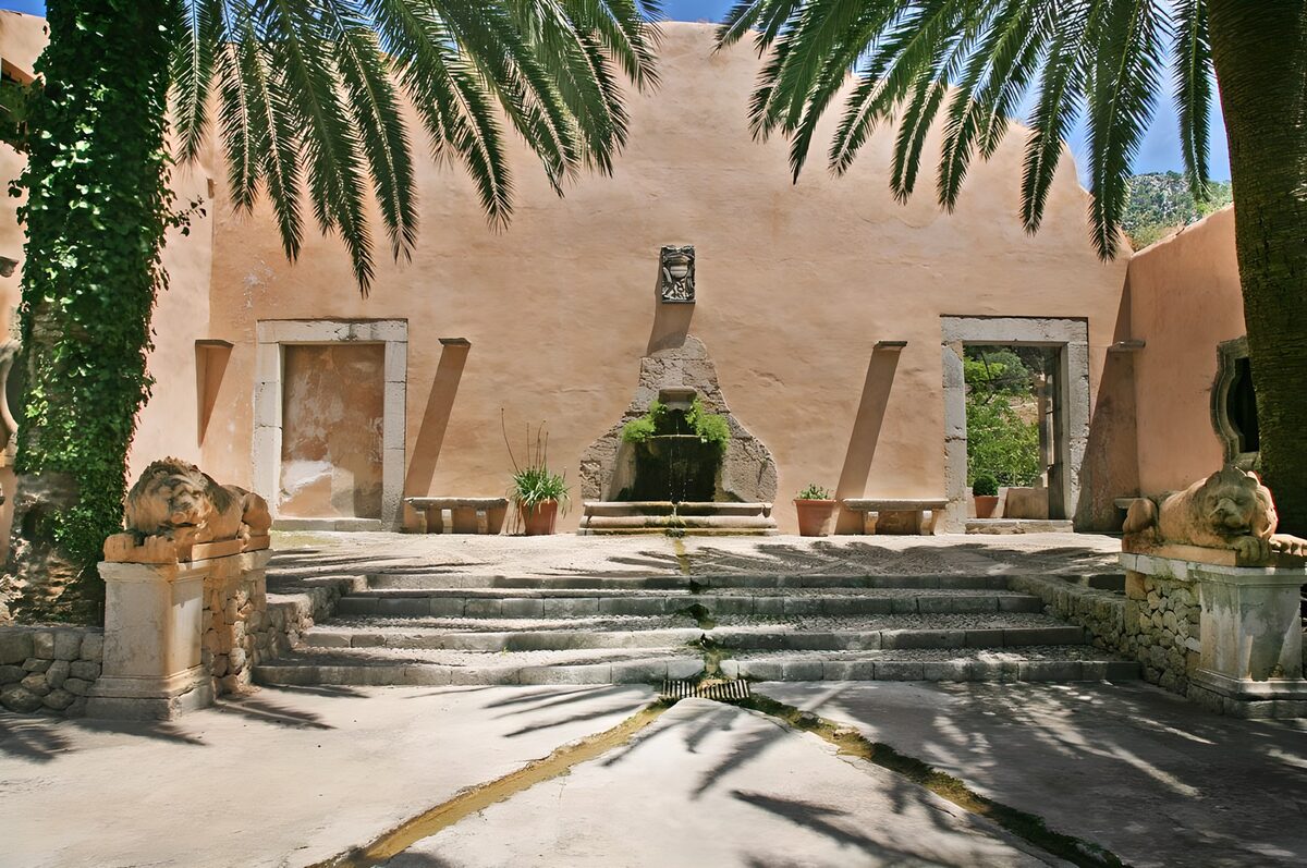 PDGIT8723022: Palme e leoni nel cortile al sole