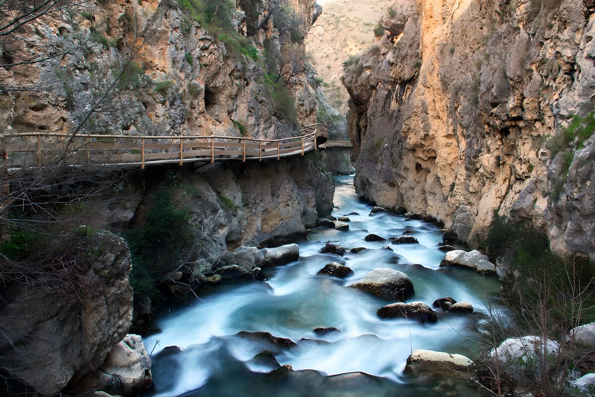 PDGIT4245821: Torrente turchese nella gola rocciosa