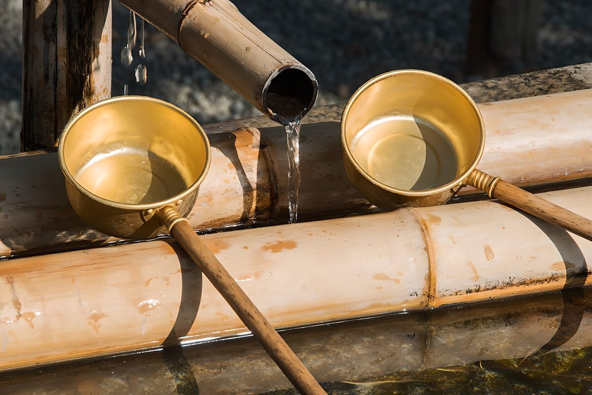 Acqua dal bambù e mestoli dorati